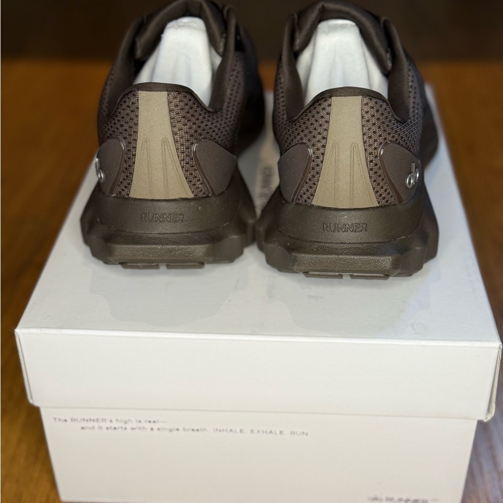 ALO Yoga Unisex Runner Sneakers in Espresso NWT - Picture 3 of 7
